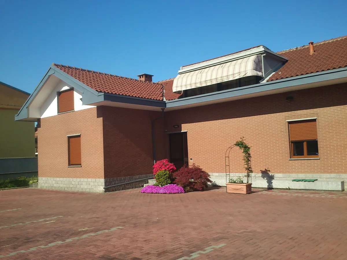Salone comune dell’hotel con divani e televisione