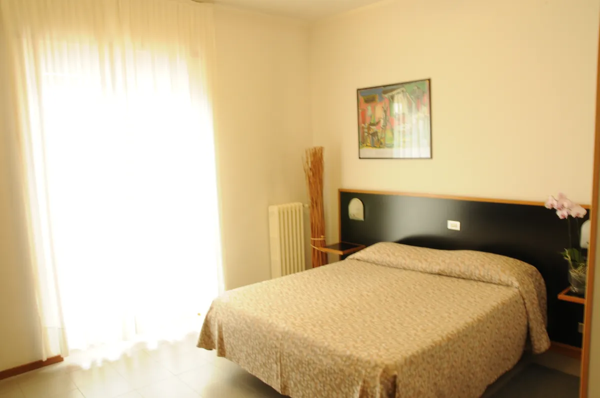 Salone comune dell’hotel con divani e televisione