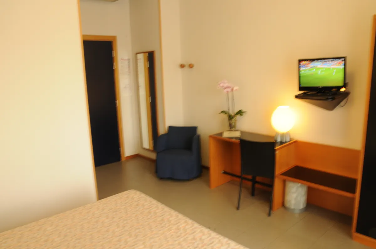 Salone comune dell’hotel con divani e televisione
