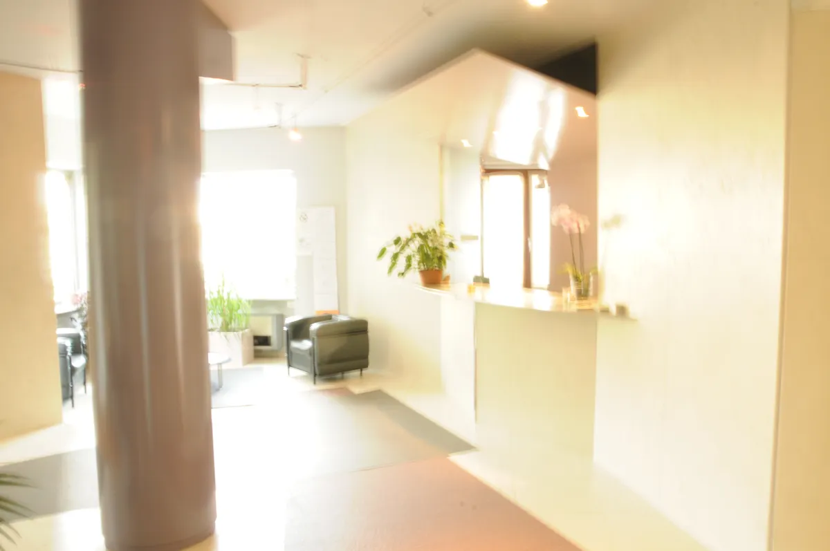 Salone comune dell’hotel con divani e televisione