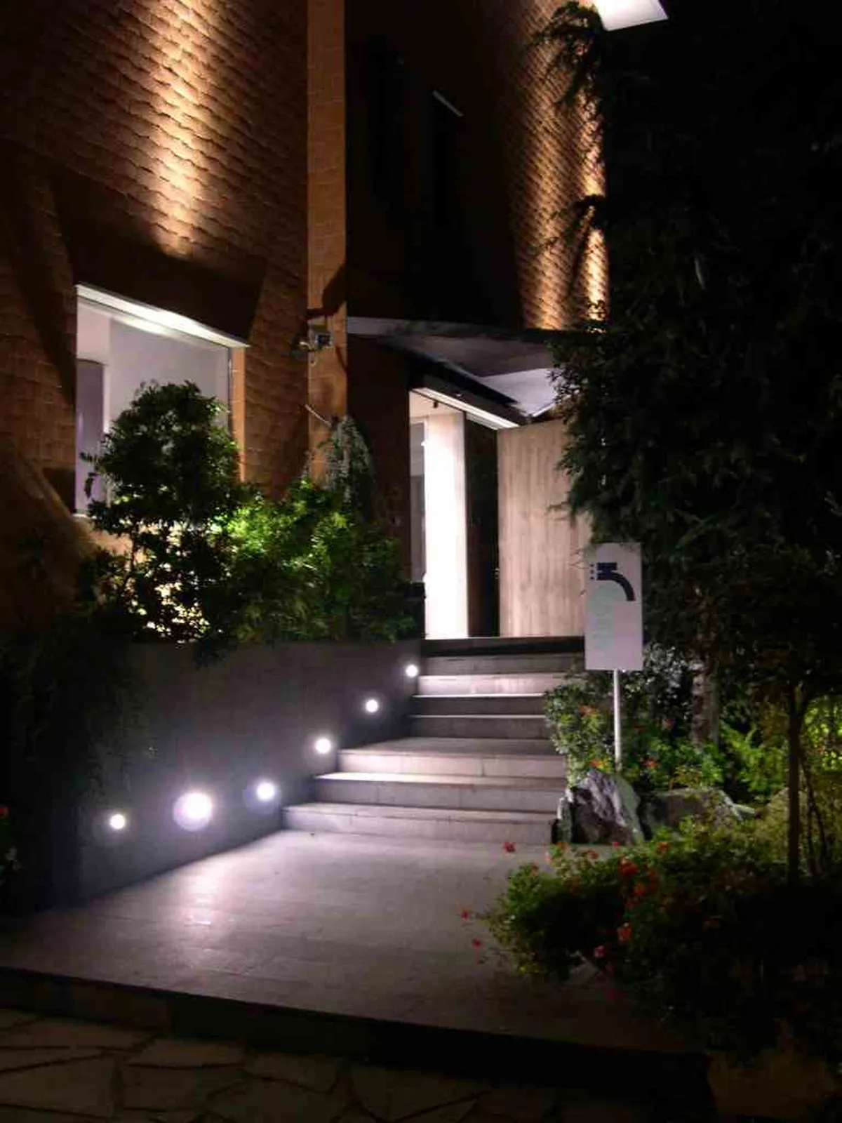 Salone comune dell’hotel con divani e televisione