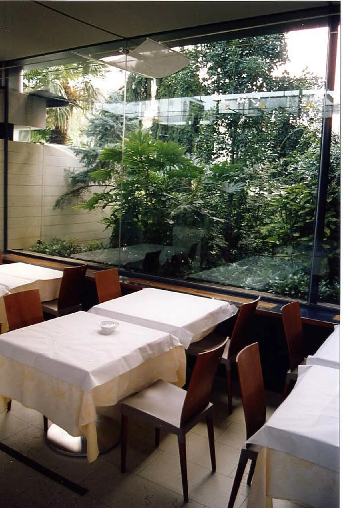 Salone comune dell’hotel con divani e televisione