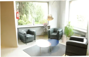 Salone comune dell’hotel con divani e televisione