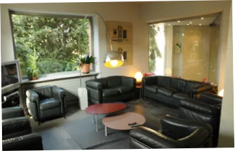 Salone comune dell’hotel con divani e televisione